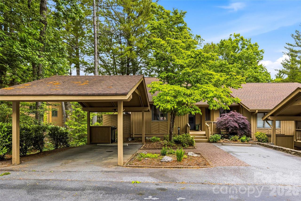 205 N Scarlet Oak Ln., Hendersonville, NC 28791