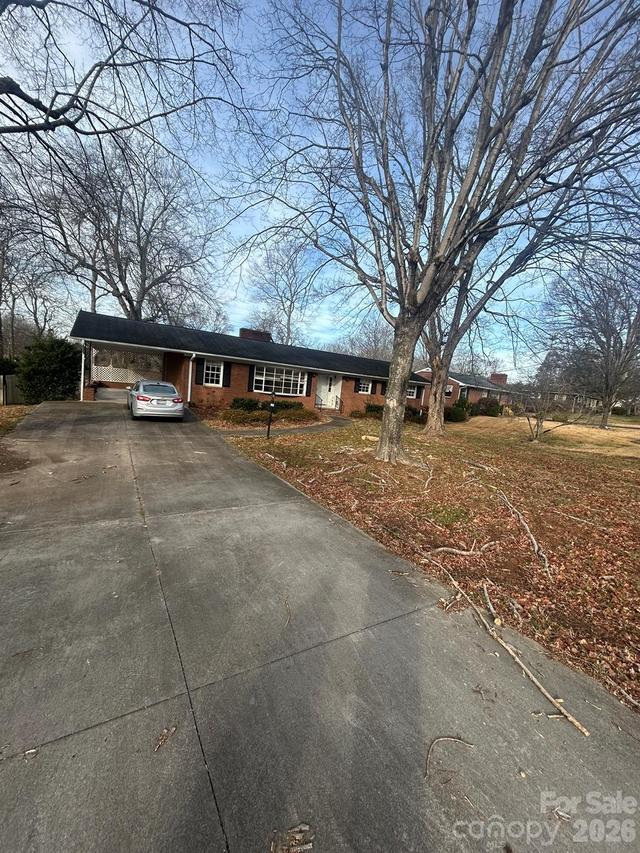 626 Willowbrook Ln., Winston Salem, NC 27104