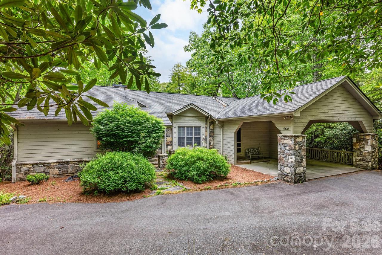 560 Toxaway Ct., Lake Toxaway, NC 28747