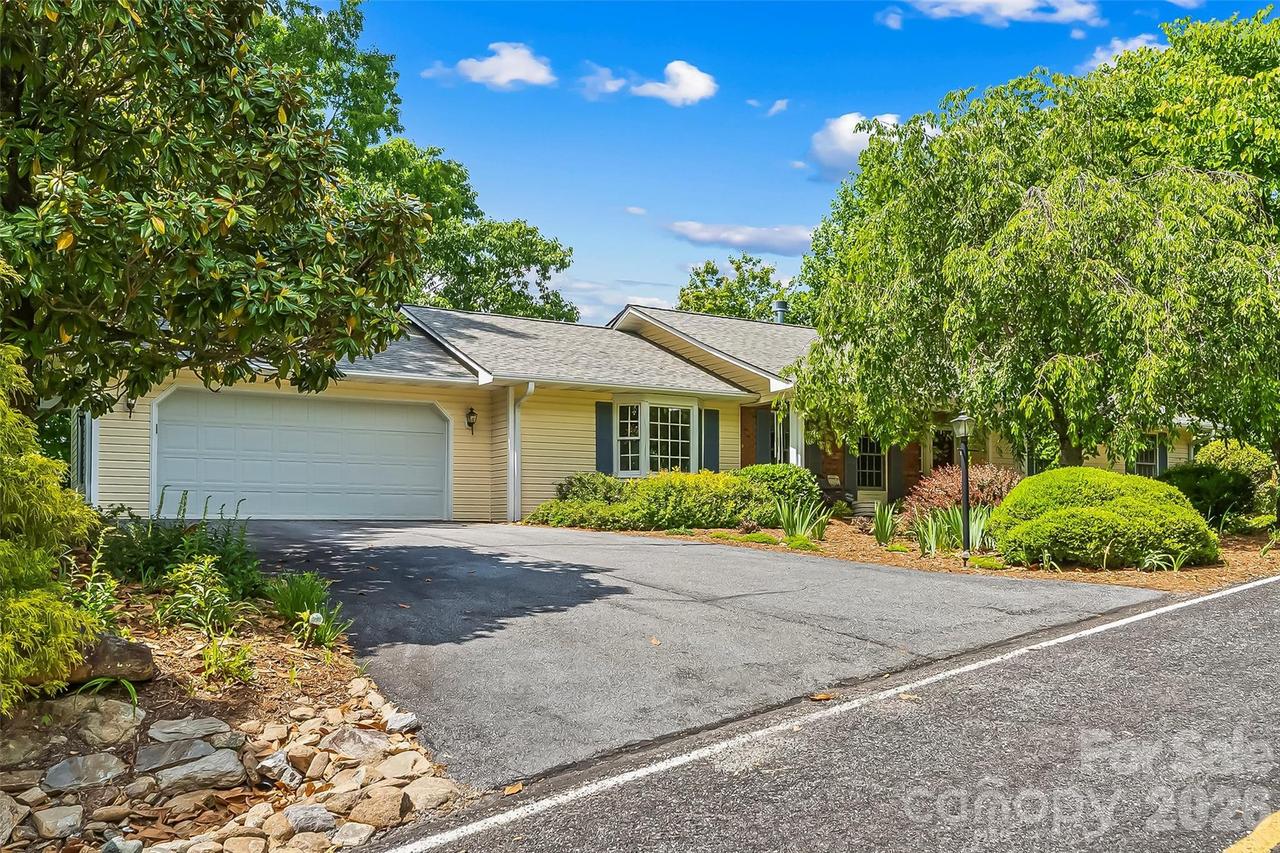 120 Eagle Rock Tr., Hendersonville, NC 28739