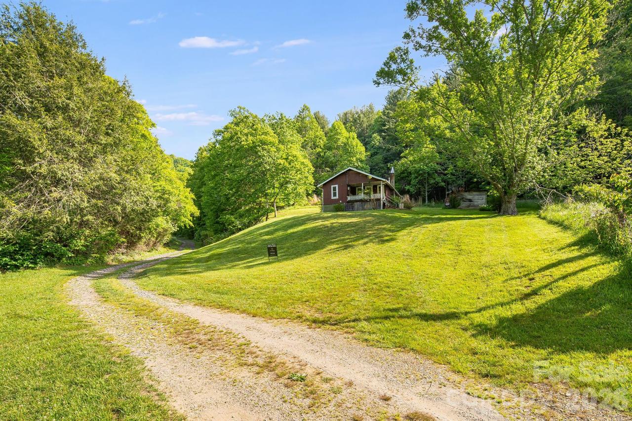 130 Black Crow Rd., Burnsville, NC 28714