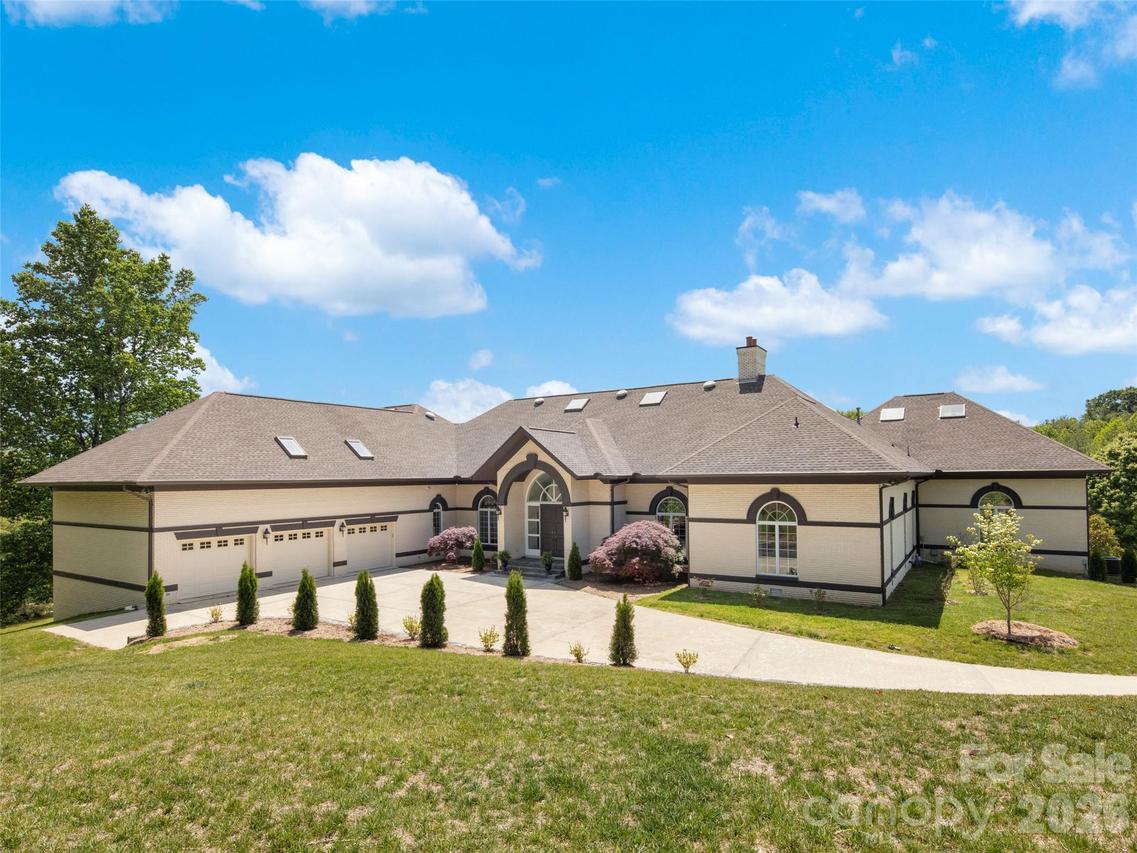 813 Rickel Dr., Hendersonville, NC 28739