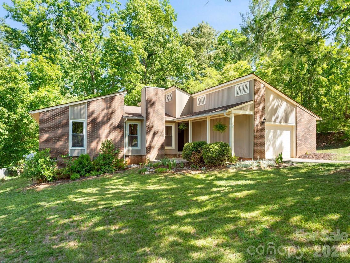 56 Knoll Ridge Dr., Asheville, NC 28804