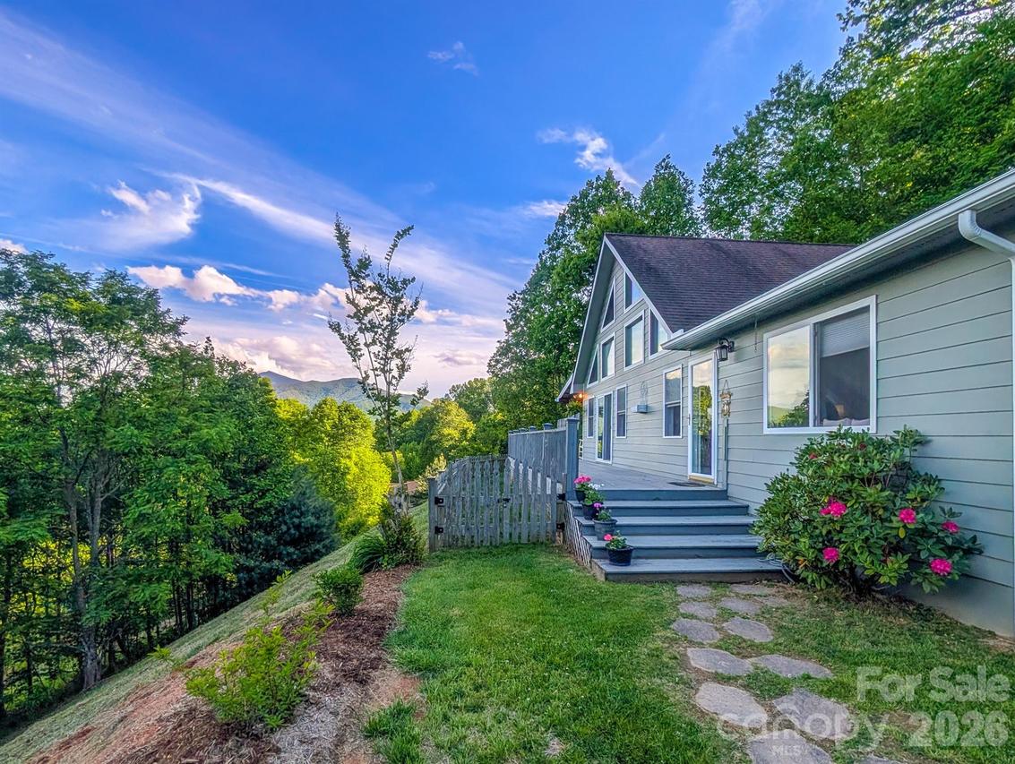 305 Majestic Mountain Dr., Burnsville, NC 28714
