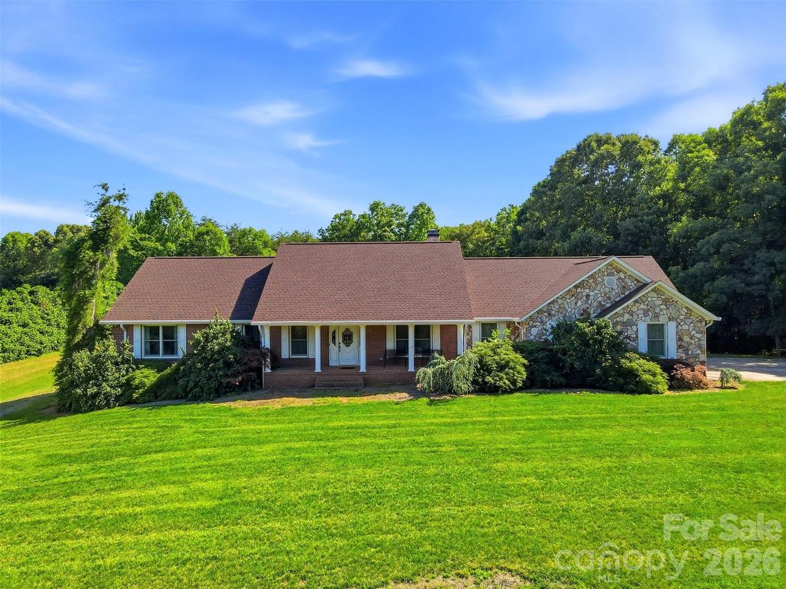 6181 Willowbottom Rd., Hickory, NC 28602