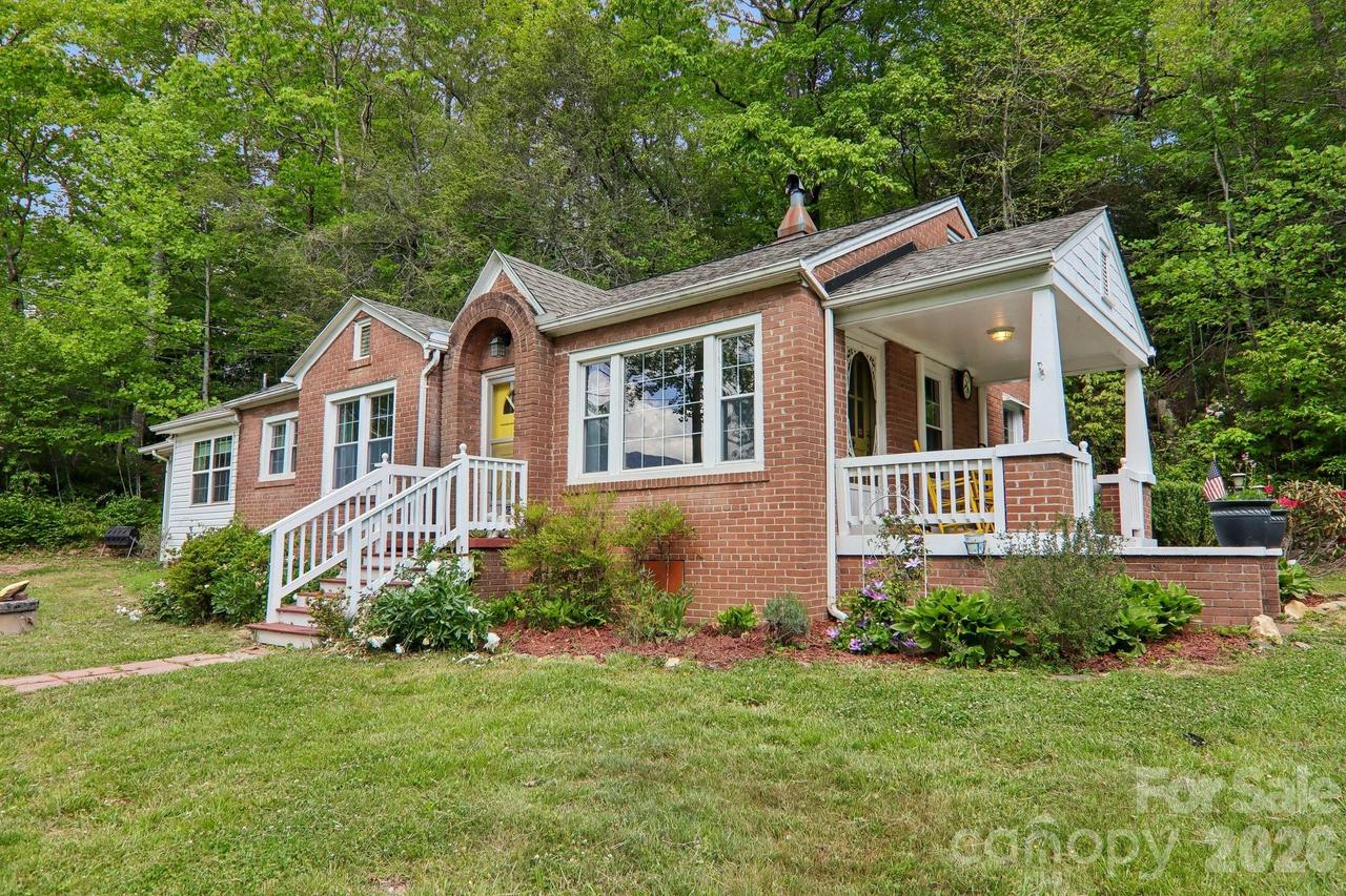 2627 White Oak Rd., Burnsville, NC 28714