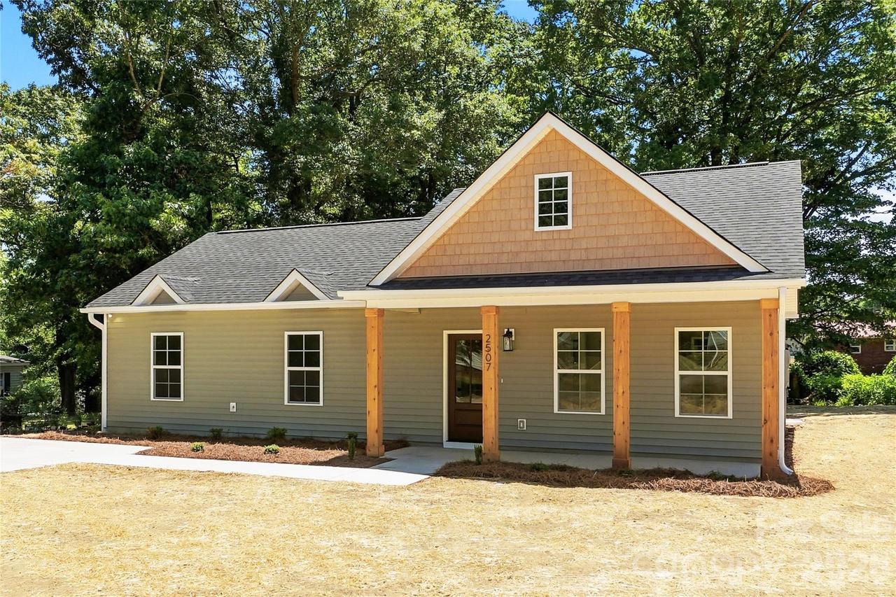 2507 Pacer Ln., Statesville, NC 28677