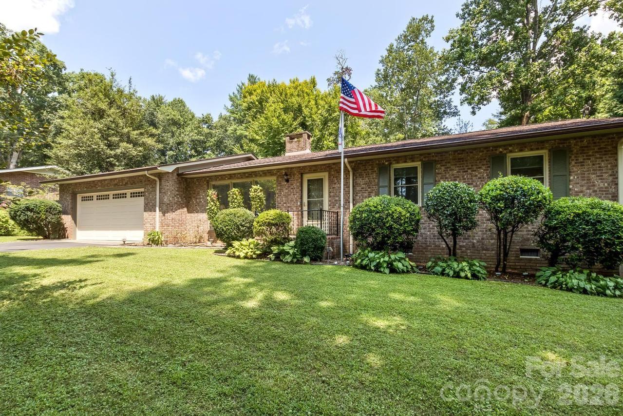29 S Greenwood Forest Dr., Etowah, NC 28729