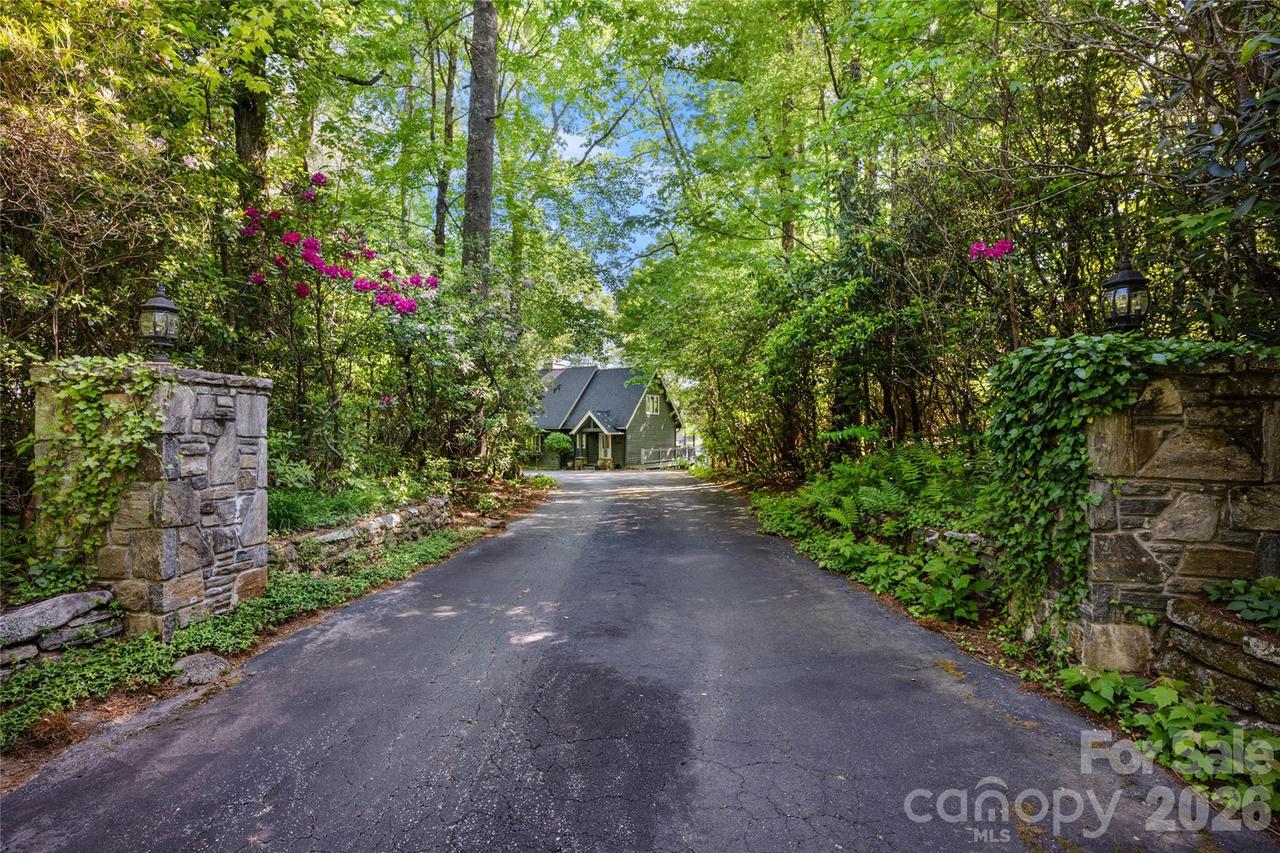 90 West Shore Dr., Lake Toxaway, NC 28747
