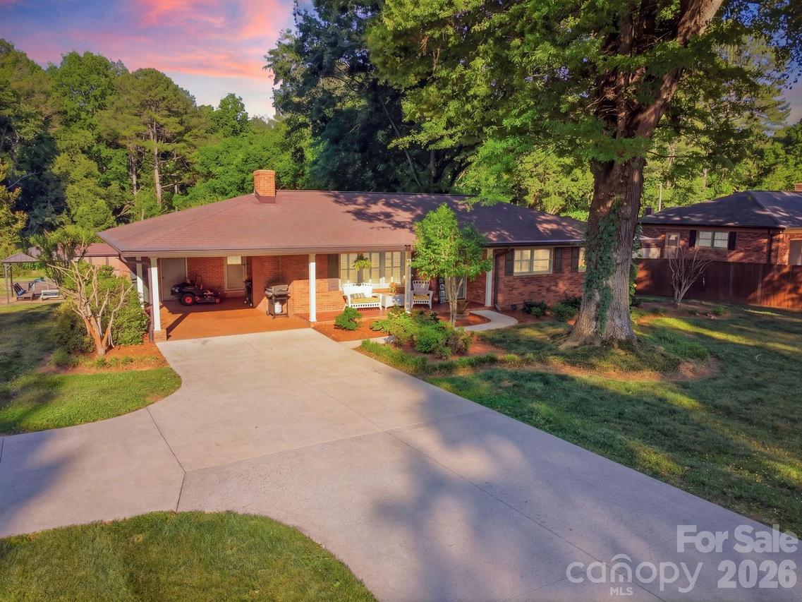 1556 Nottingham Dr., Newton, NC 28658