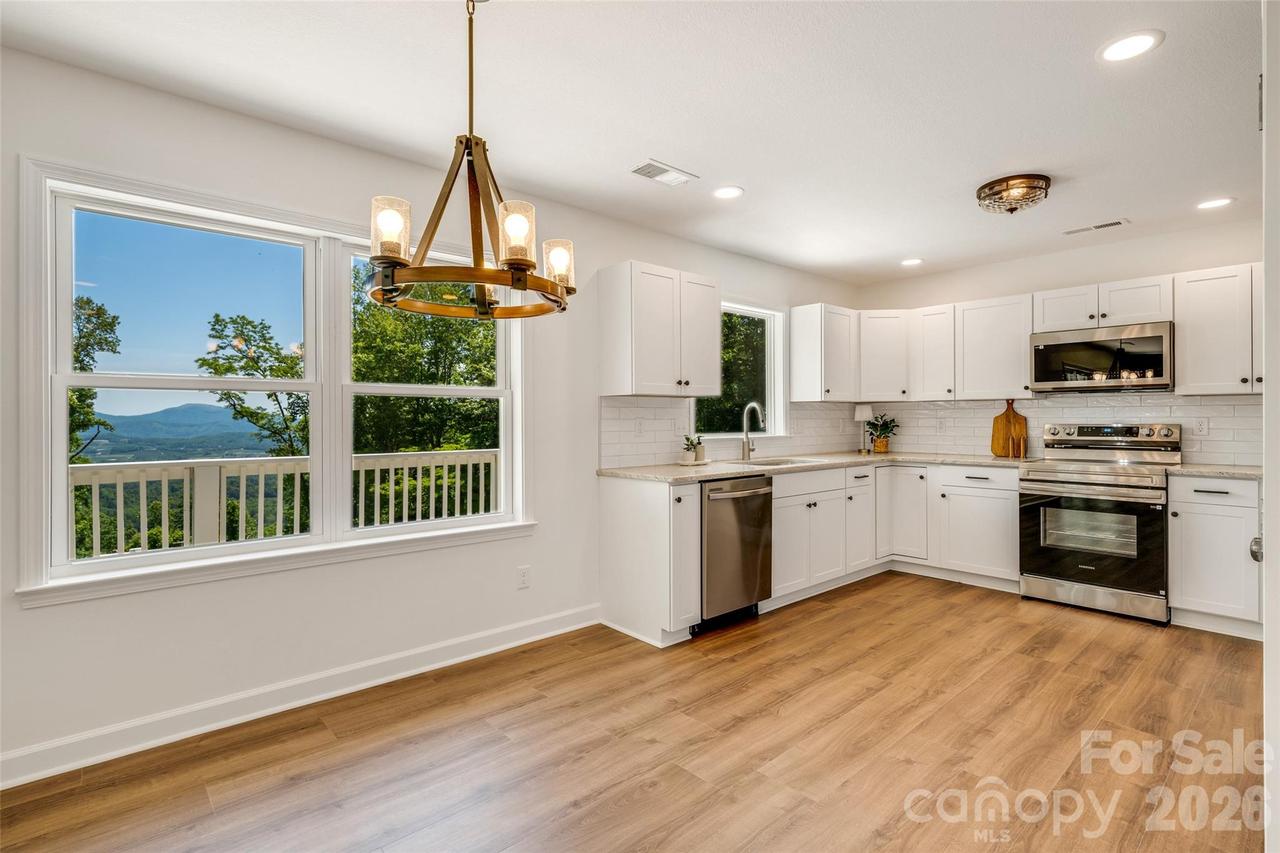 69 Milburn Ln., Hendersonville, NC 28792