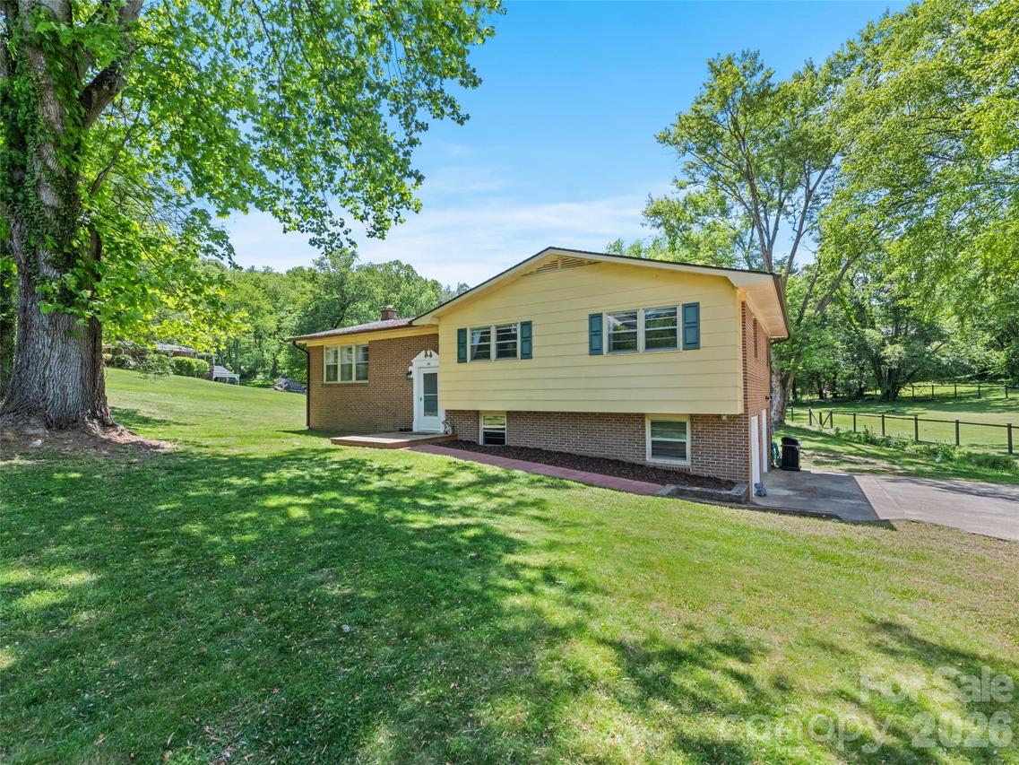 182 Fairway Hills Dr., Waynesville, NC 28786