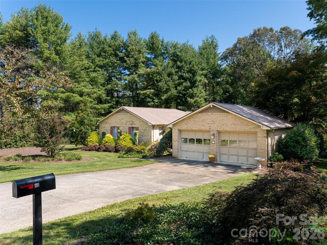 40 Applecross Rd., Weaverville, NC 28787