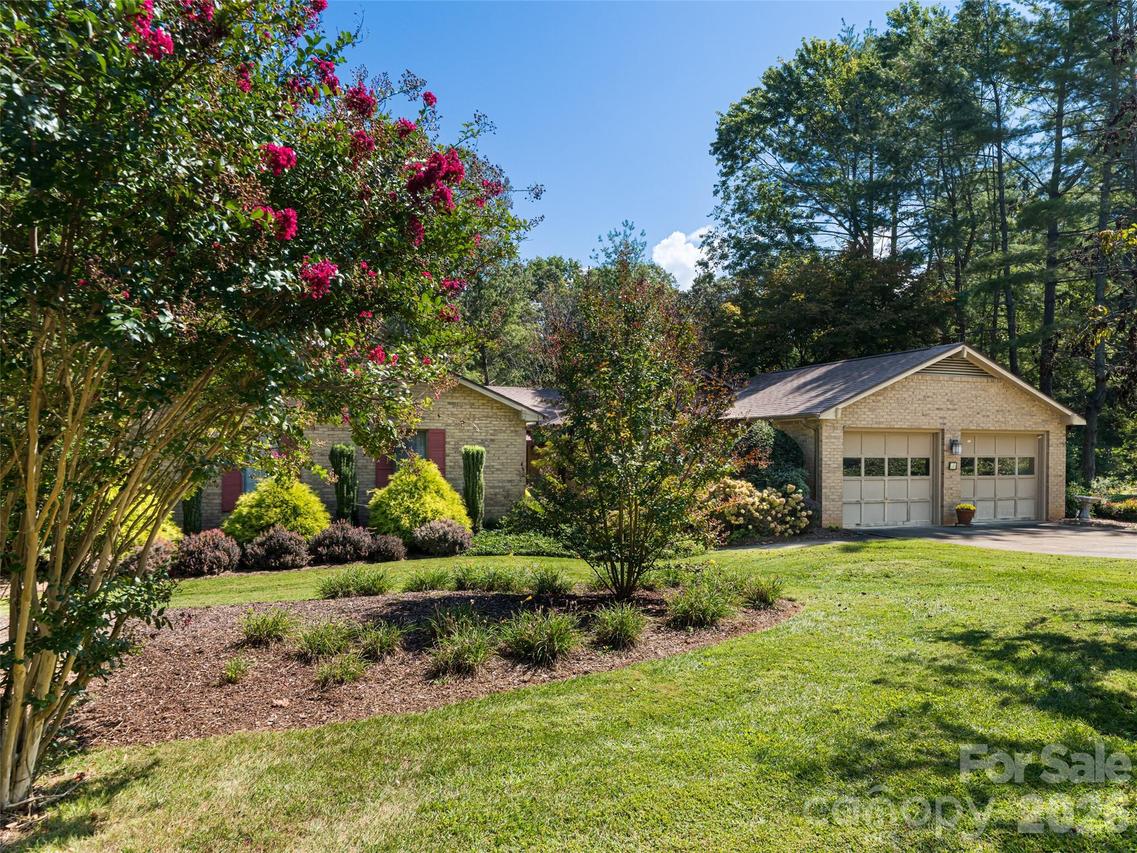 40 Applecross Rd., Weaverville, NC 28787