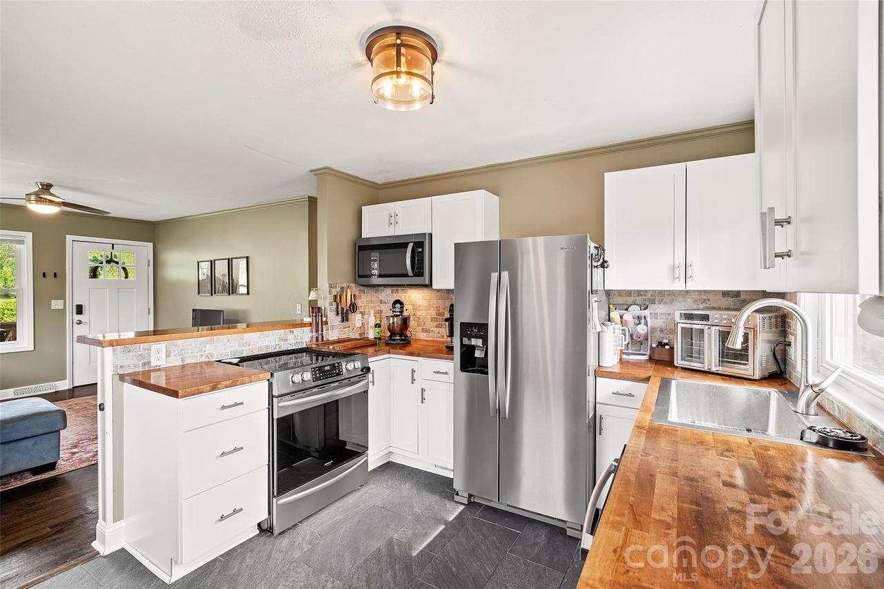 708 Prince Dr., Hendersonville, NC 28791