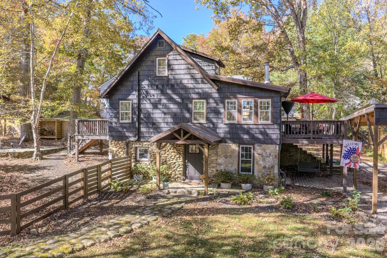 597 Tomahawk Ave., Black Mountain, NC 28711