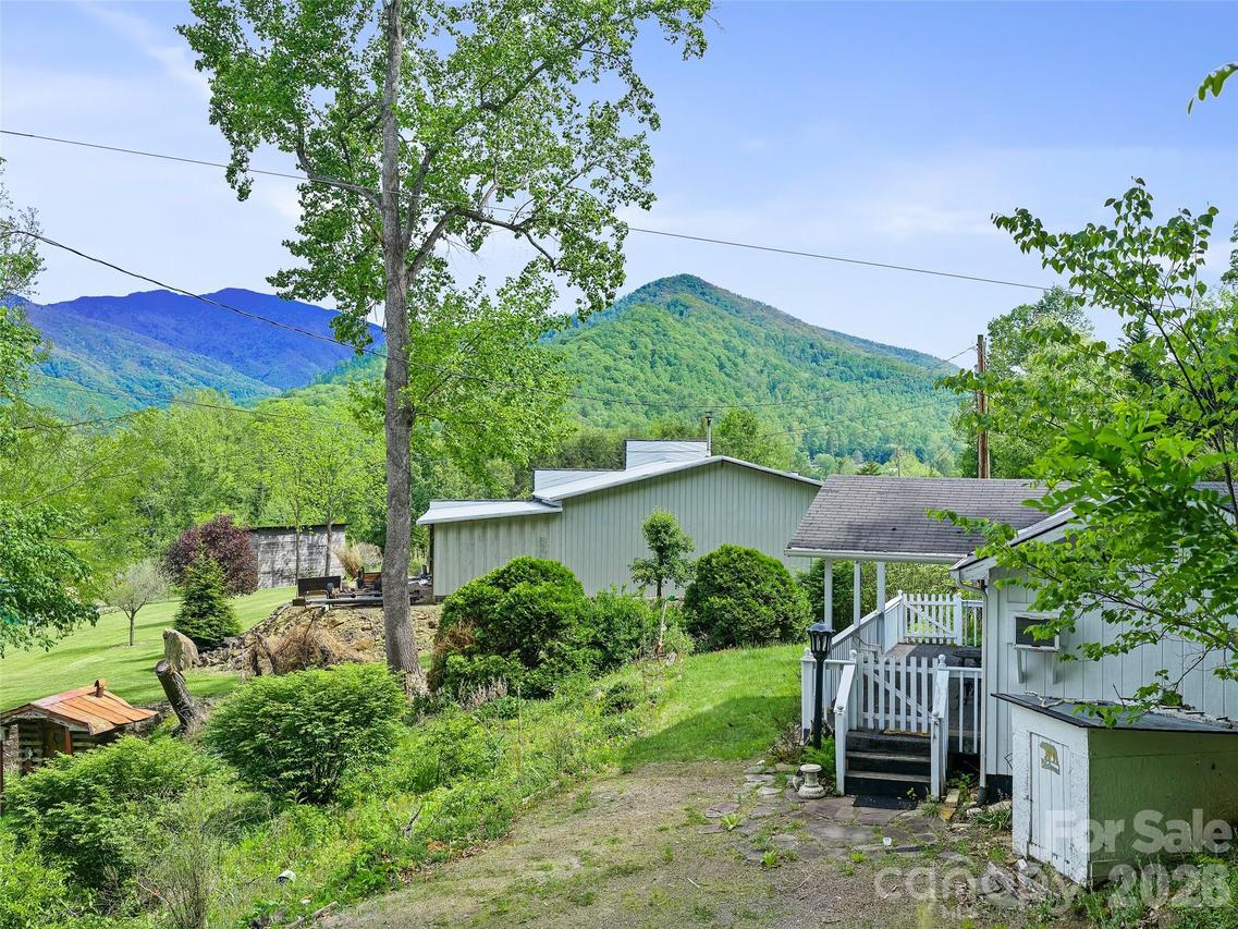 74 Socrates Ln., Burnsville, NC 28714