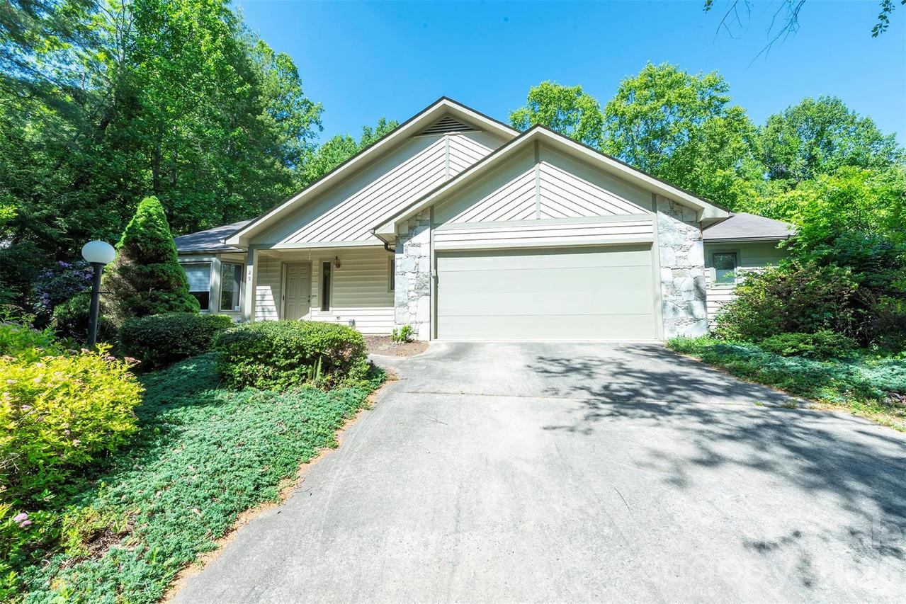 29 Hillcreek Dr., Asheville, NC 28804