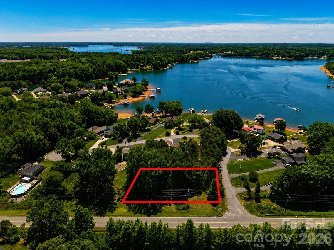 4244 Harbor Ln., Sherrills Ford, NC 28673