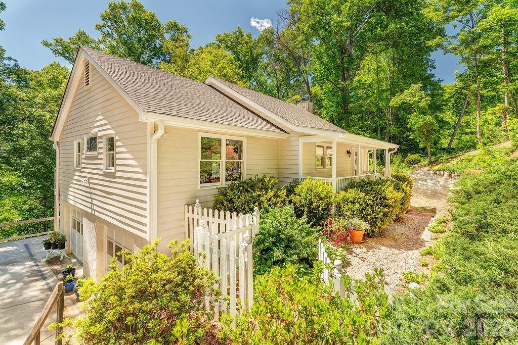 146 Churchill Downs Dr., Fairview, NC 28730