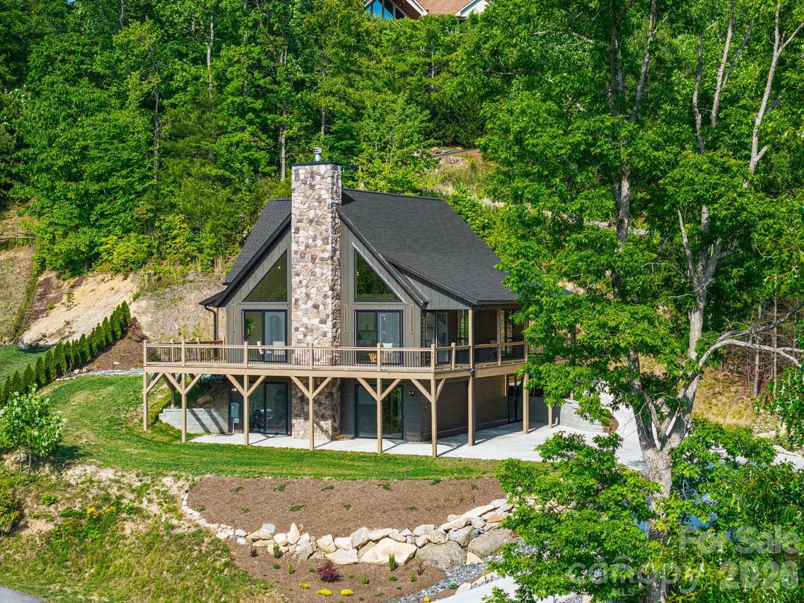 96 Crystal Lake Dr., Hendersonville, NC 28739