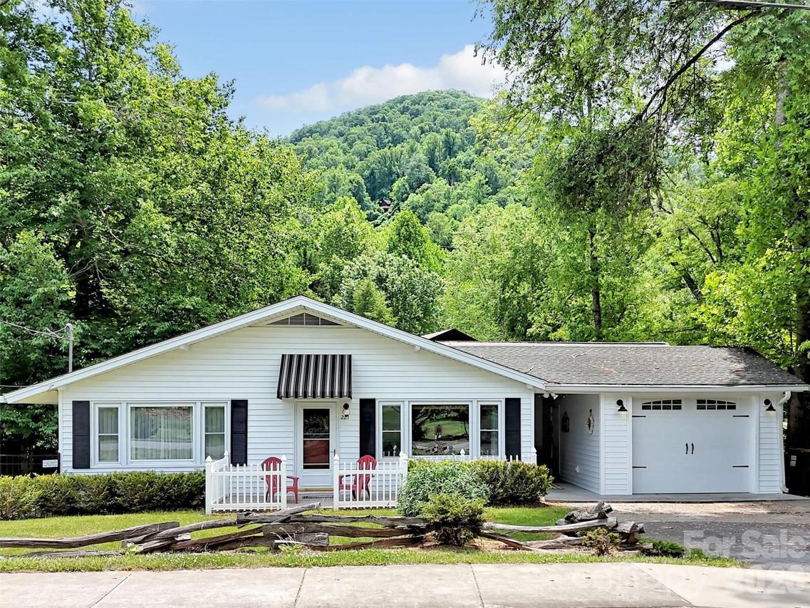 221 Moody Farm Rd., Maggie Valley, NC 28751