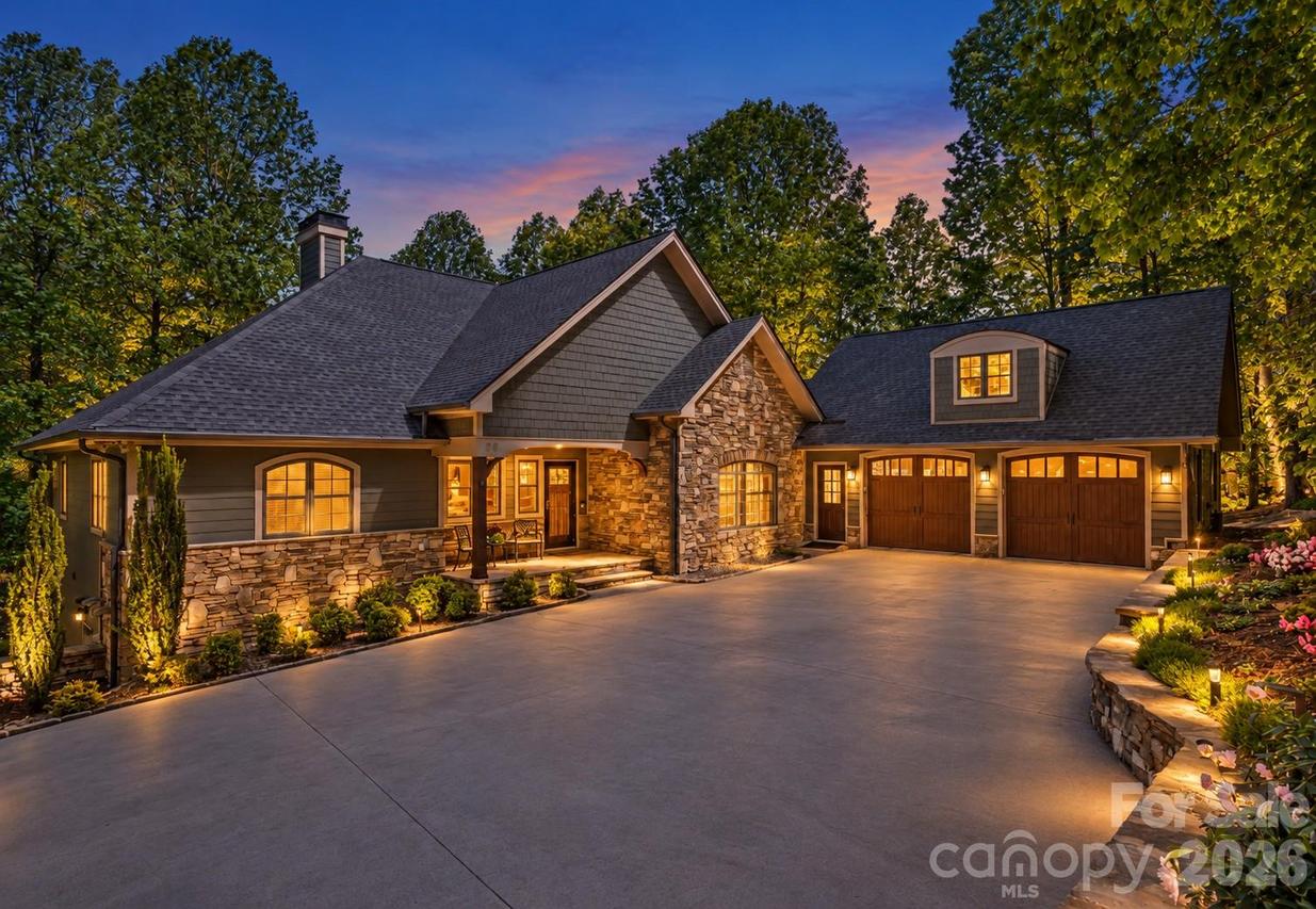20 Fernridge Ct., Flat Rock, NC 28731
