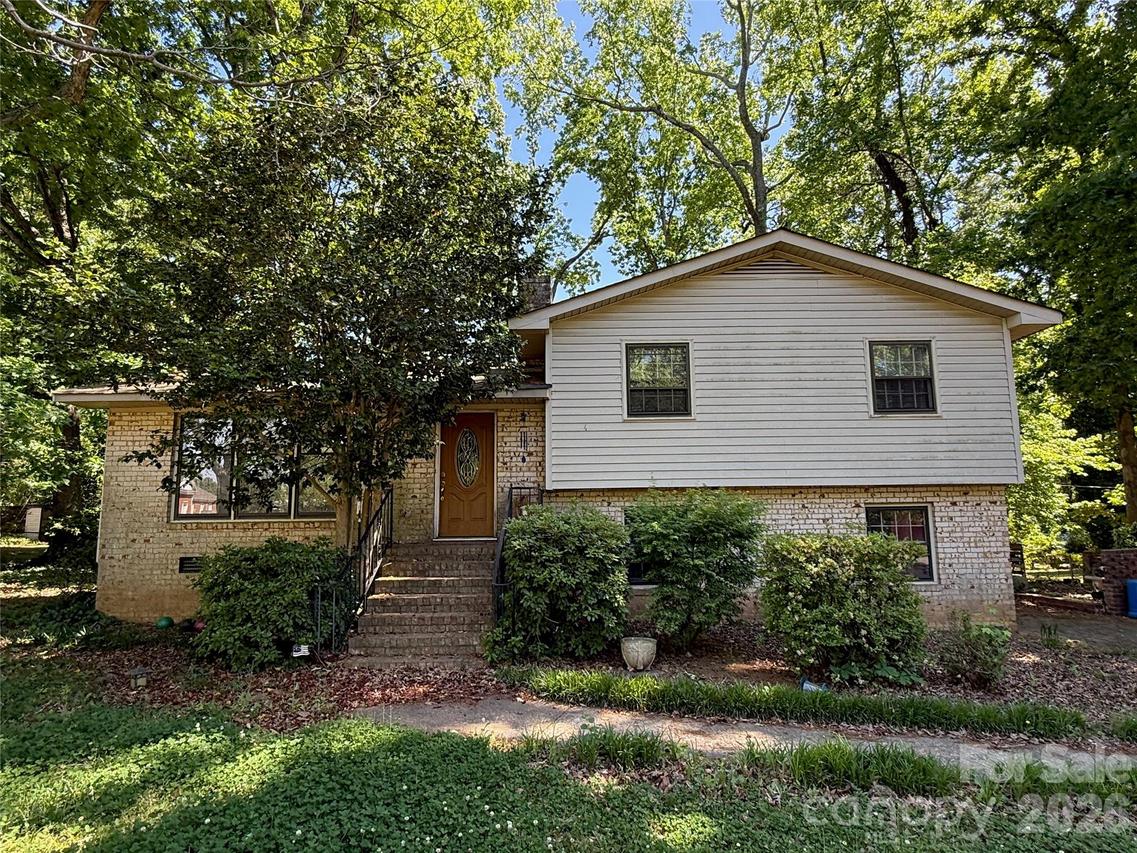 1129 Mclaughlin Dr., Charlotte, NC 28212