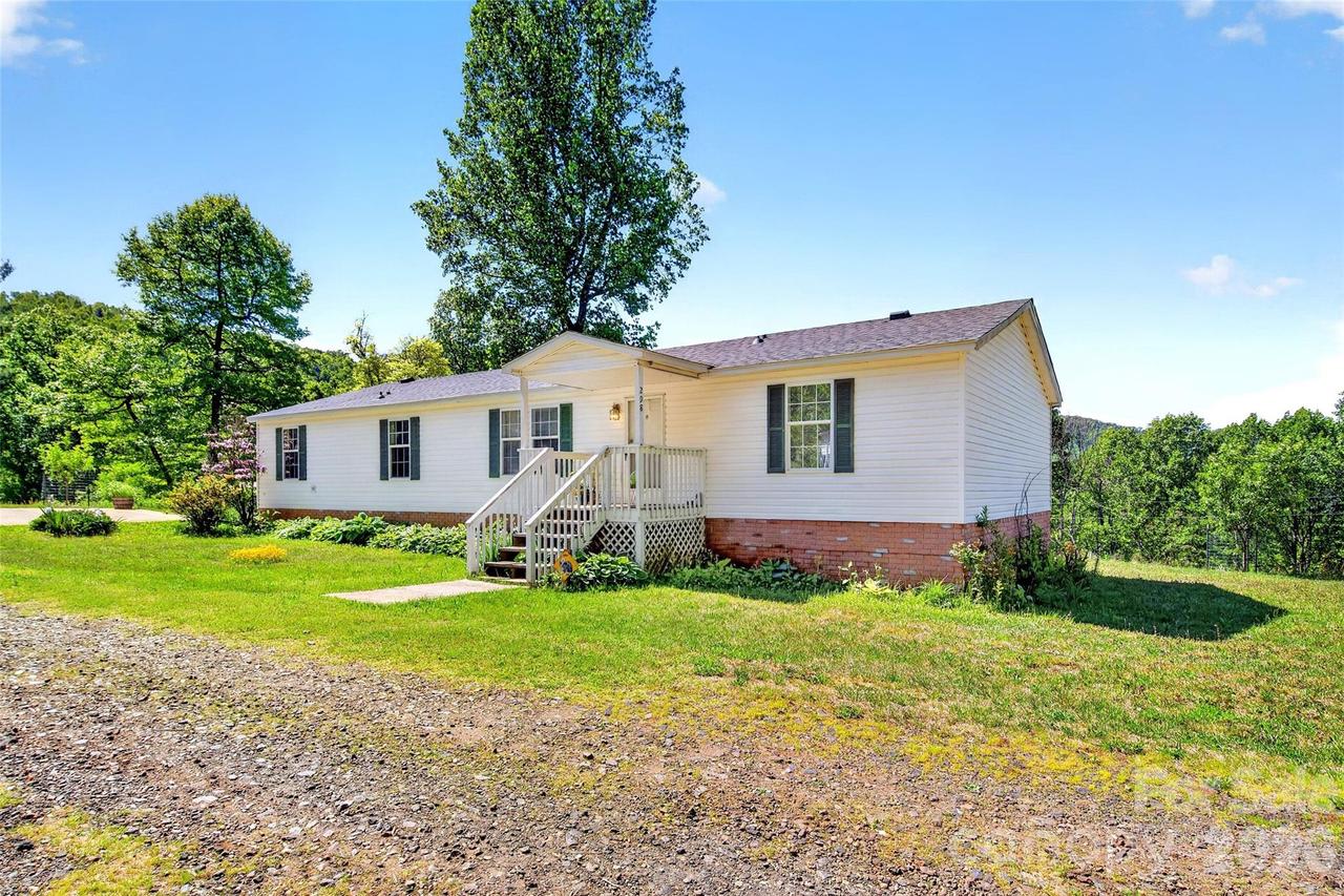 298 Wolf Crossing, Bakersville, NC 28705