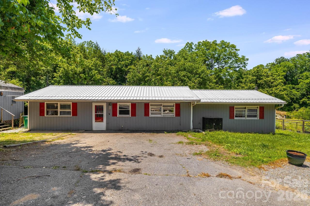 67 Banks Town Rd., Weaverville, NC 28787
