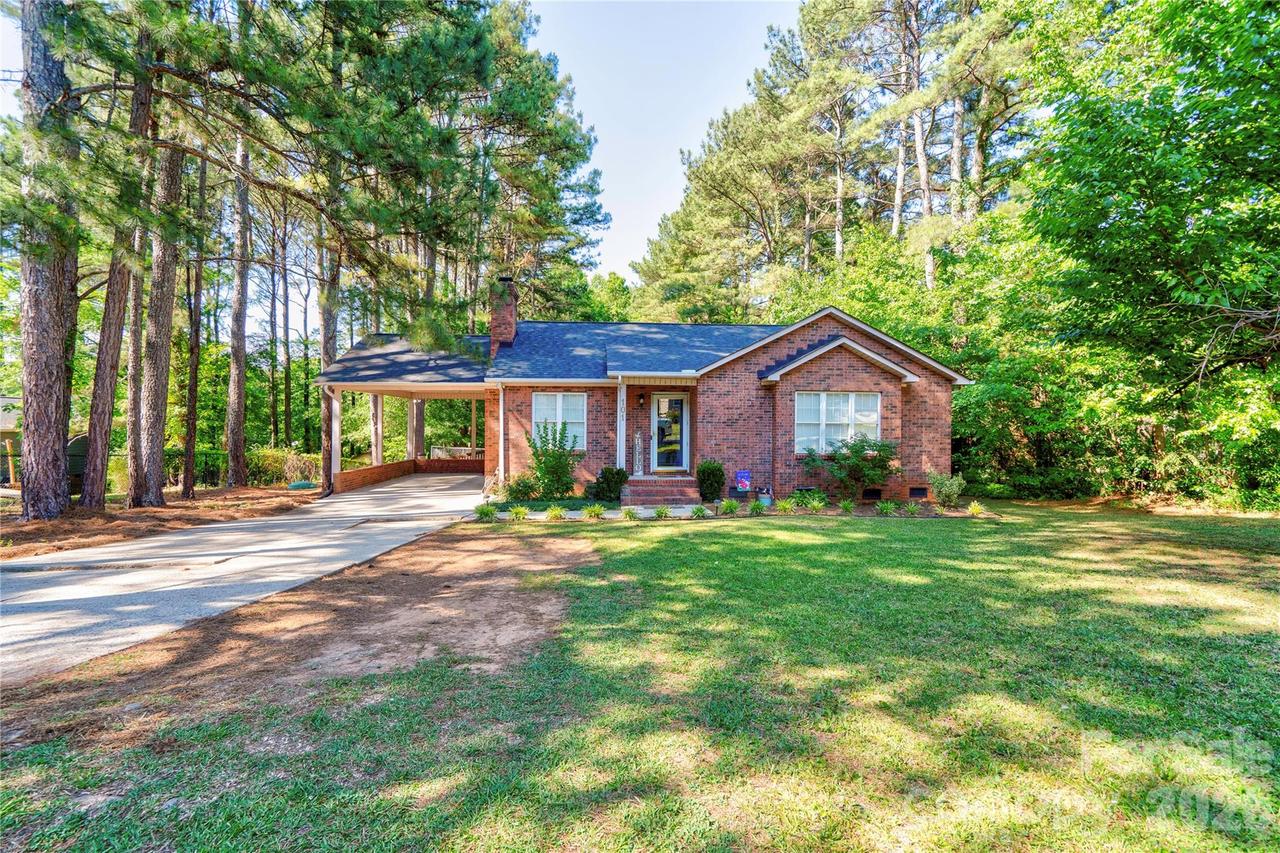 101 Doree Ln., Crouse, NC 28033