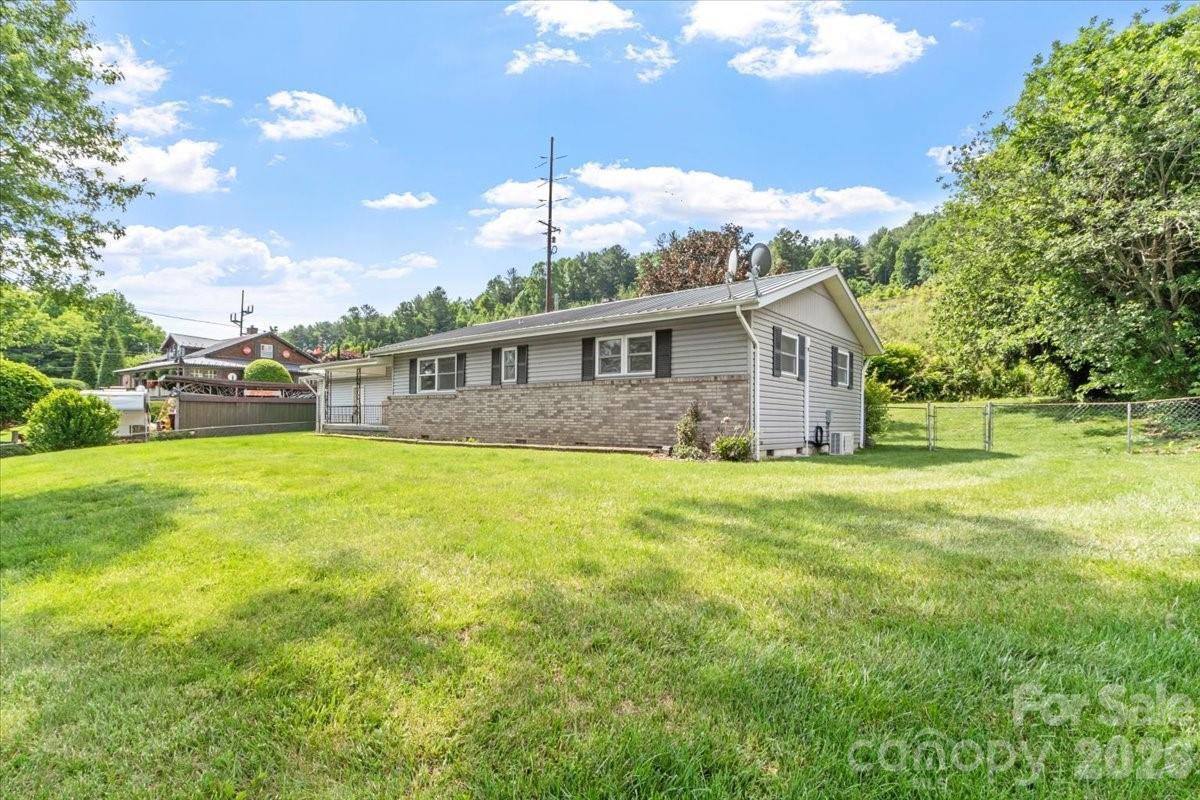 42 East Blvd., Burnsville, NC 28714