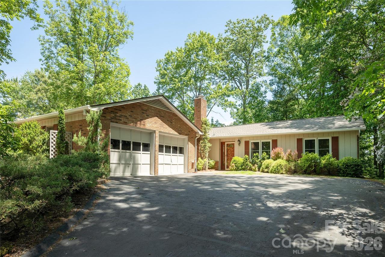 4 Galax Ln., Hendersonville, NC 28791
