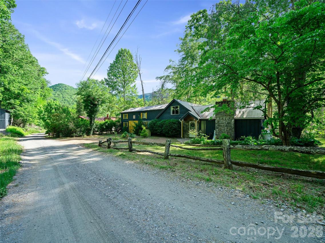 137 Mountain Farm Rd., Burnsville, NC 28714
