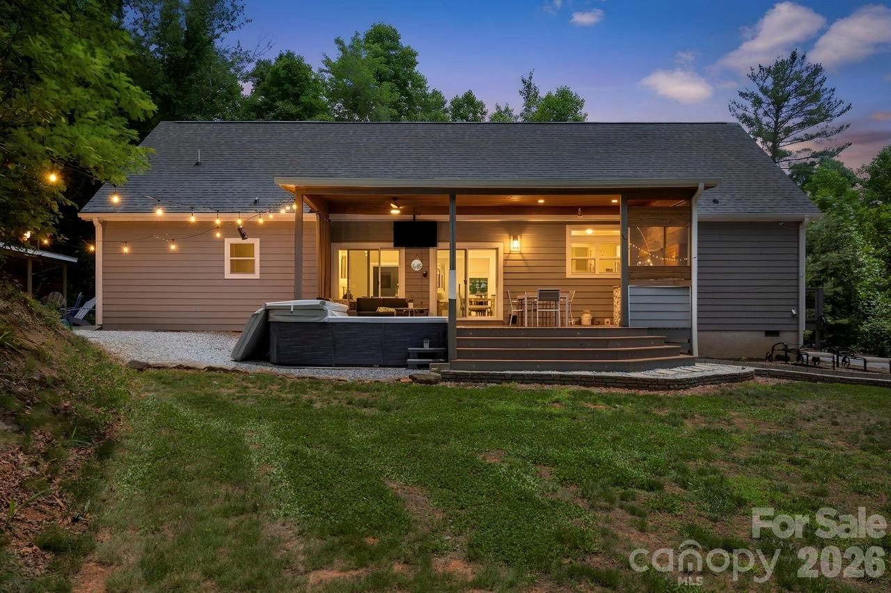 311 Charming Ln., Hendersonville, NC 28792