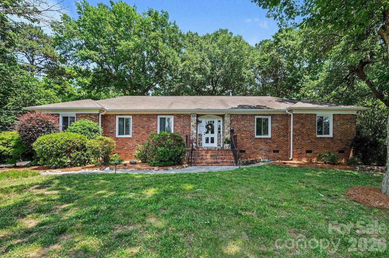 6641 Brookmeade Dr., Charlotte, NC 28226