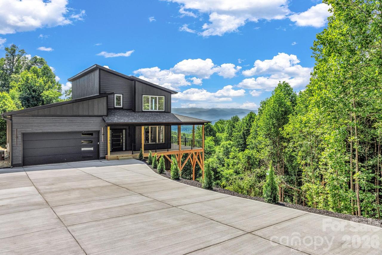 221 Coopers Dr., Hendersonville, NC 28739