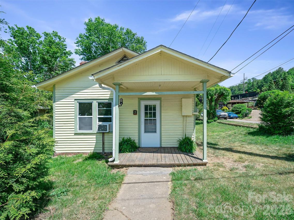 9 Ivy St., Burnsville, NC 28714