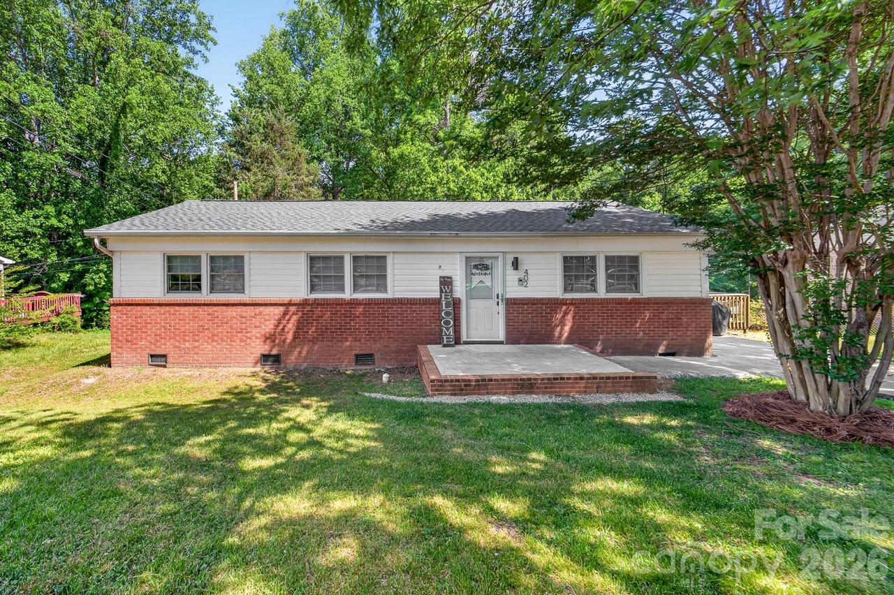 402 Wooddale Dr., Dallas, NC 28034