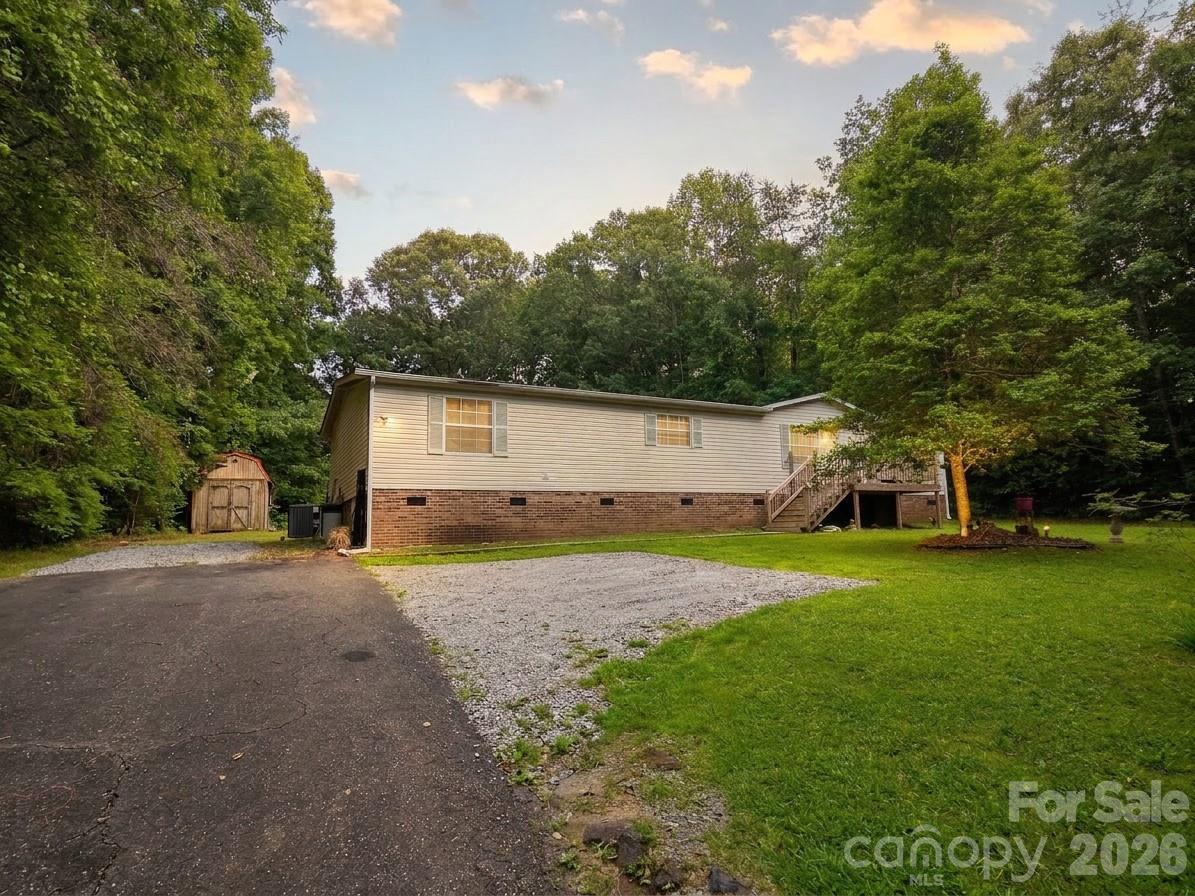 1276 Forest Ridge Dr., Bessemer City, NC 28016