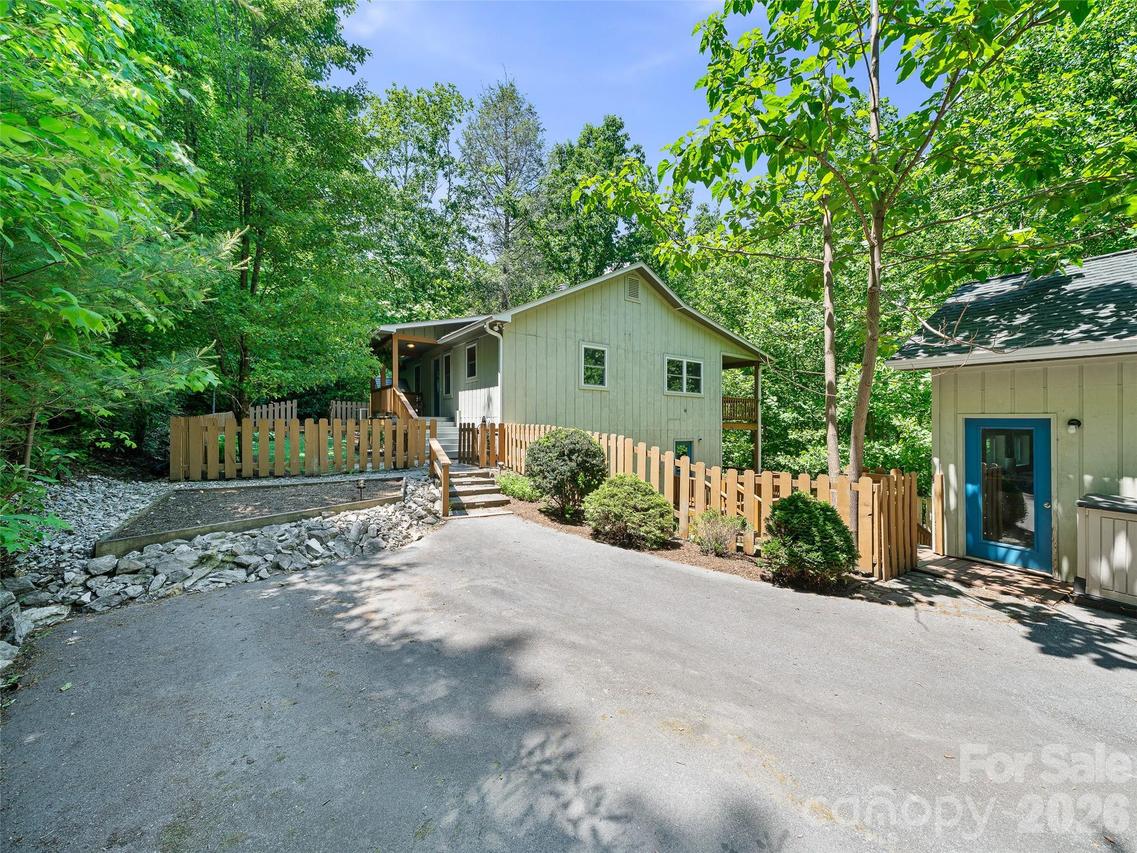 142 Wildflower Rd., Spruce Pine, NC 28777