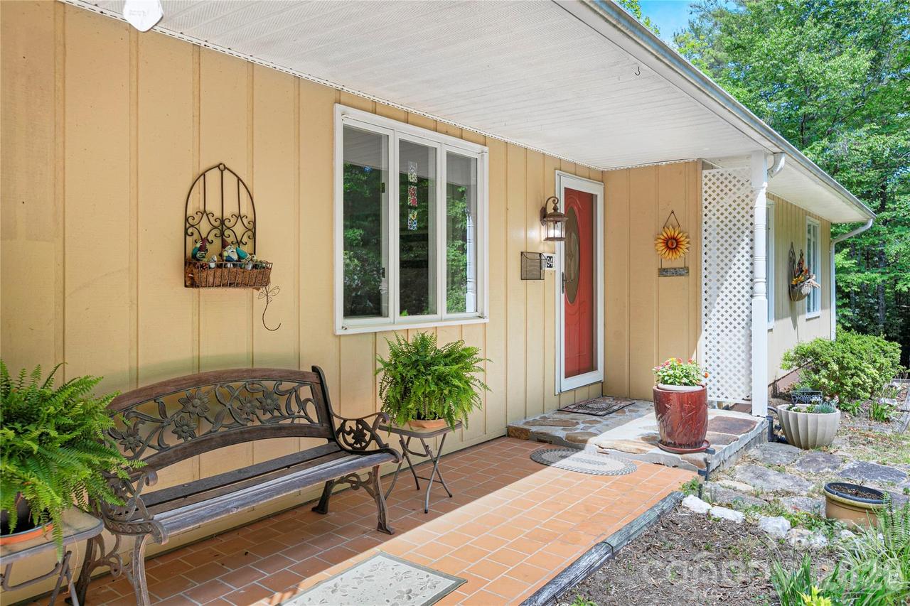 94 Sweetwater Ln., Pisgah Forest, NC 28768