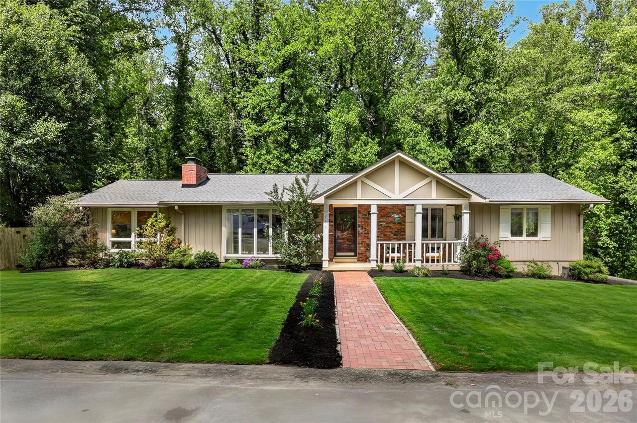 711 Oak Terrace Ln., Hendersonville, NC 28791