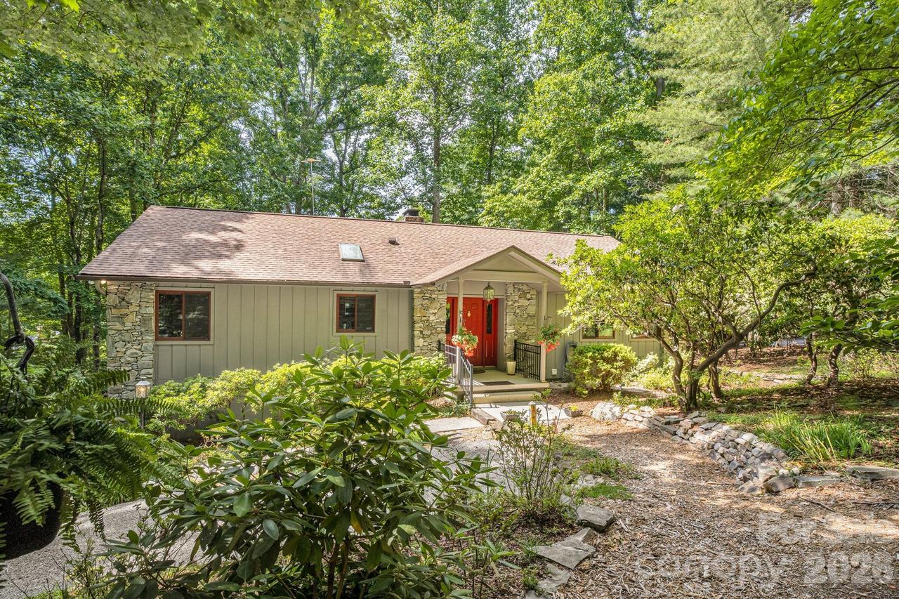 36 Foxglove Rd., Hendersonville, NC 28739