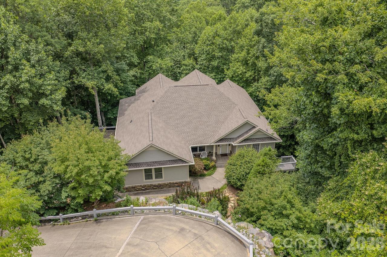 329 Mountain Crest Dr., Hendersonville, NC 28739