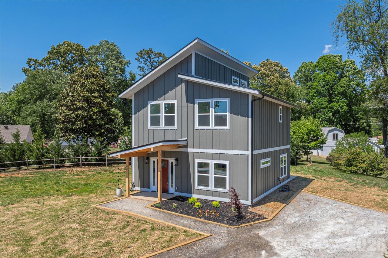 32 Oak Hill Rd., Candler, NC 28715