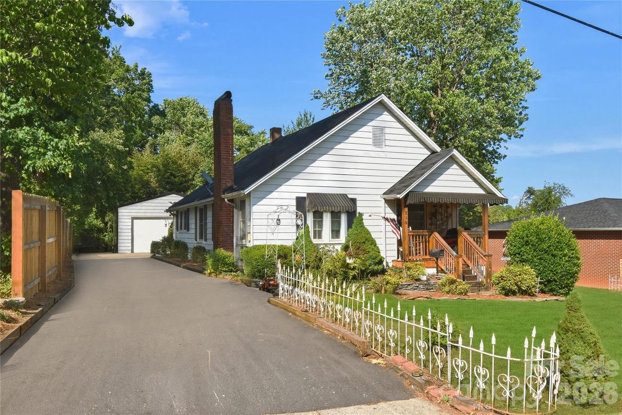 212 Sharon Ave., Lenoir, NC 28645