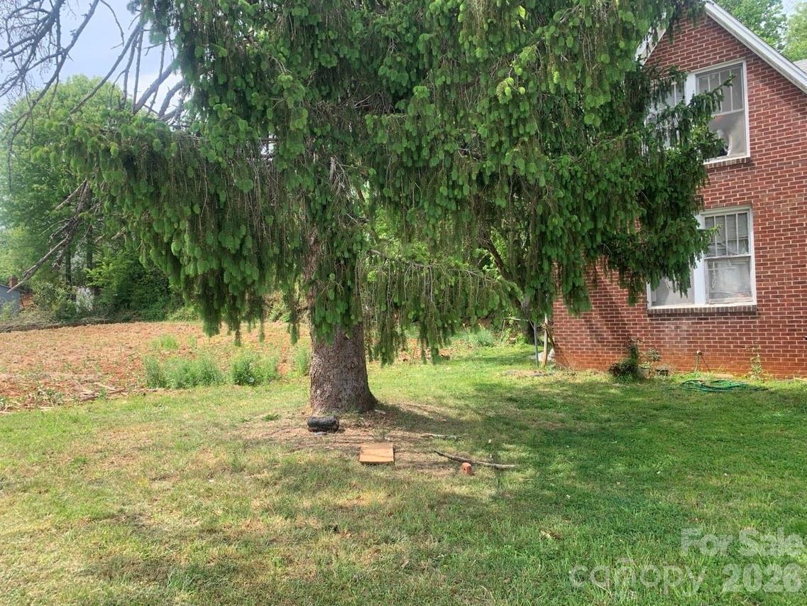 E Meeting St., Morganton, NC 28655