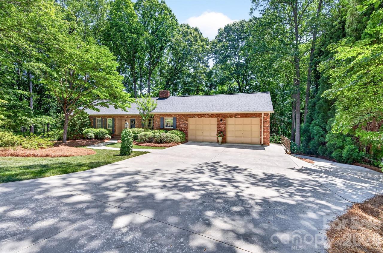989 Hampton Pl., Mooresville, NC 28115