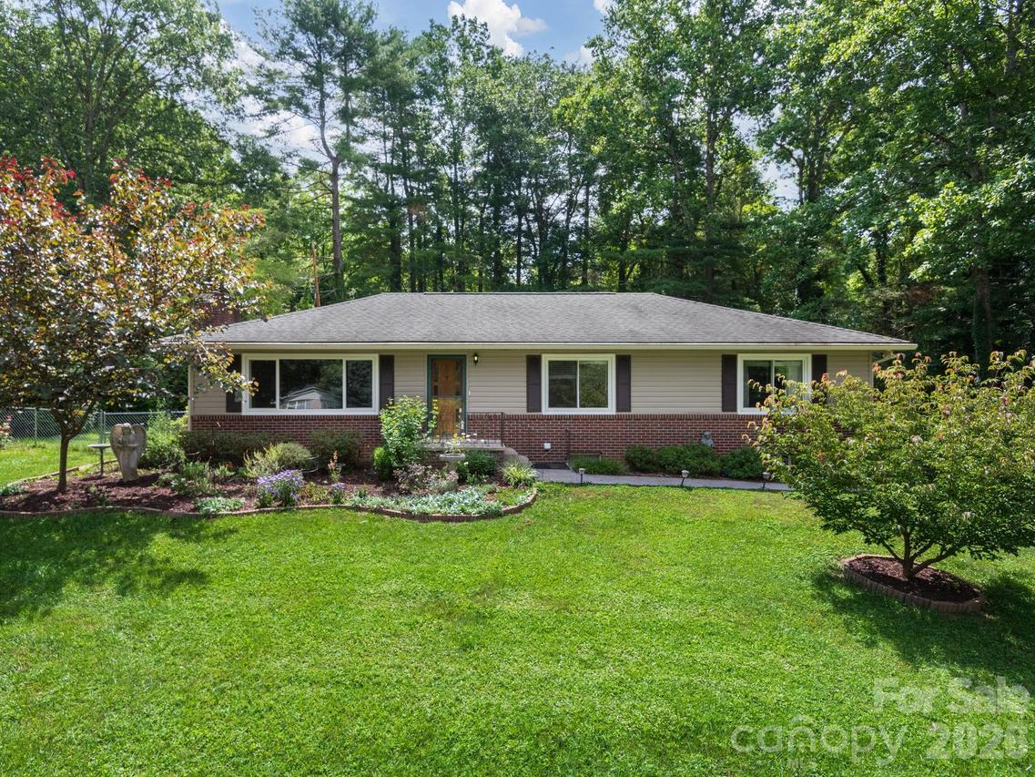112 Lyndale Rd., Hendersonville, NC 28739
